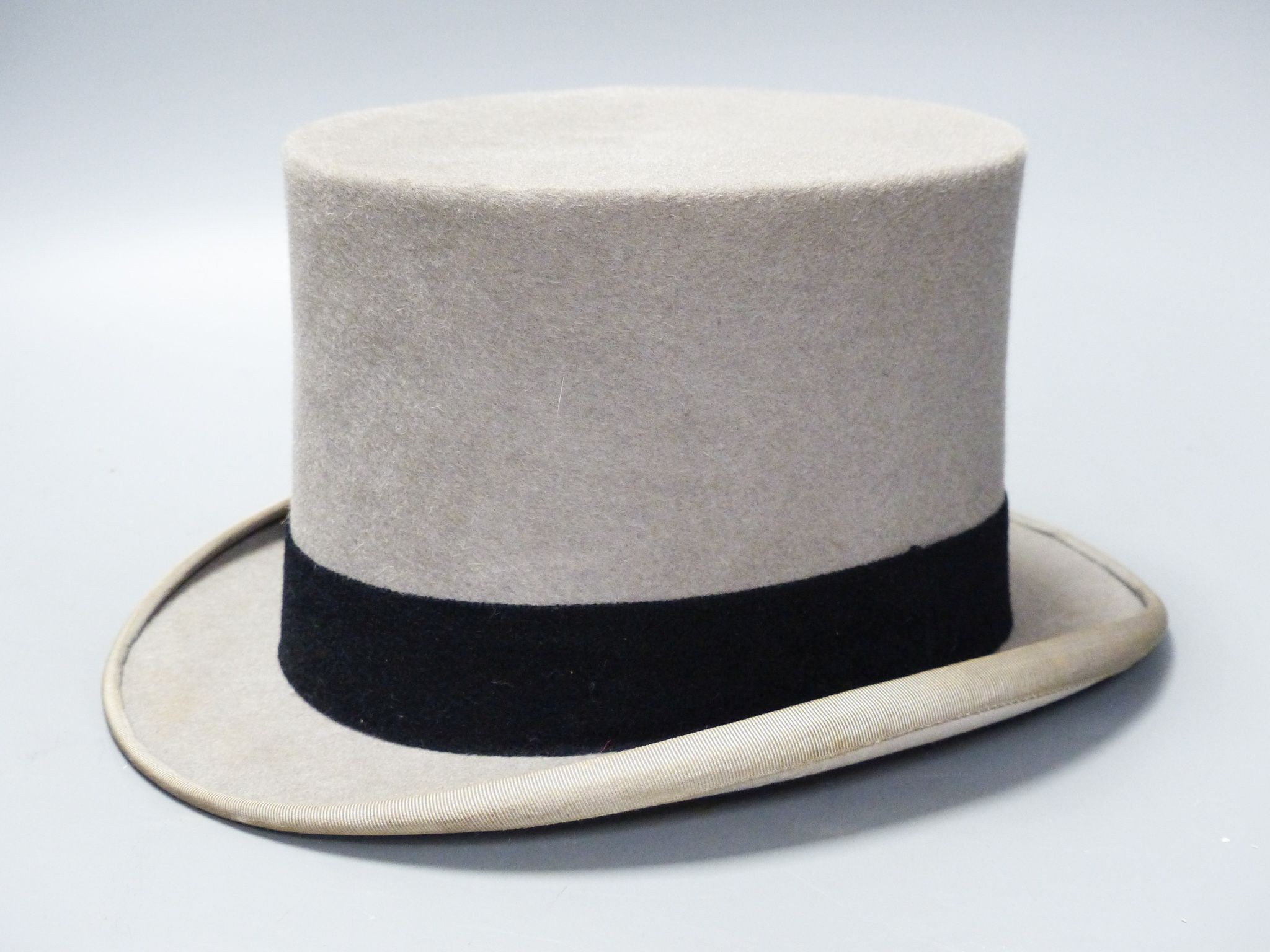 A Scott & Company brown leather case containing a grey top hat